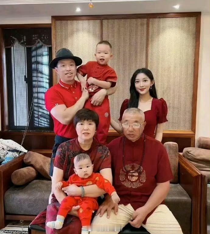 不得不说这个爸爸的基因太强大了，这么漂亮的媳妇都撼动不了 ​​​