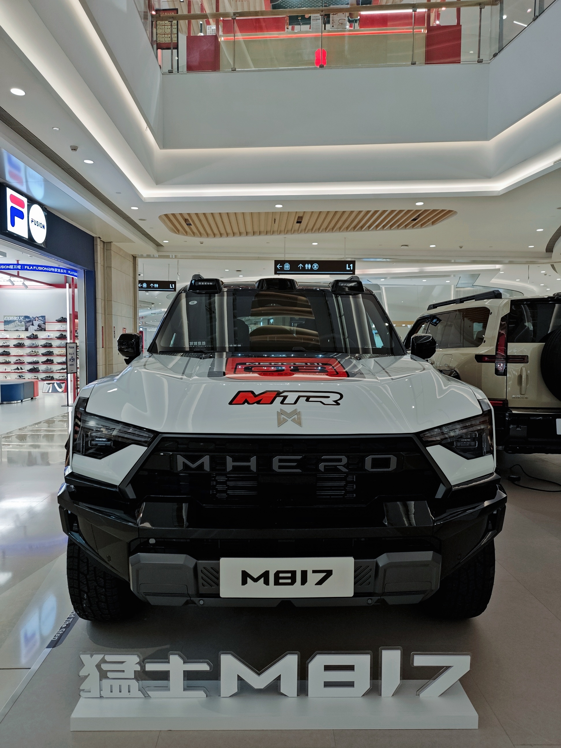 还挺酷的，想起五十铃曾经那台有点概念感的SUV大v聊车猛士m817智野新旗舰好多