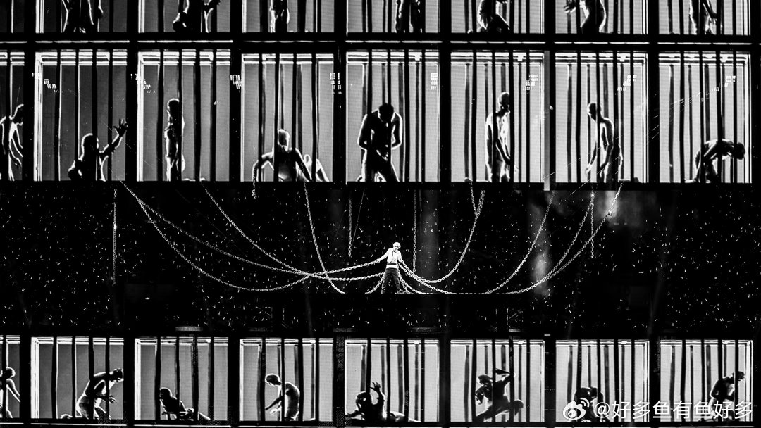 薛之谦四面台舞美要考博嘛 薛之谦“万兽之王”舞美太绝了！四面台光效随节奏变百种形