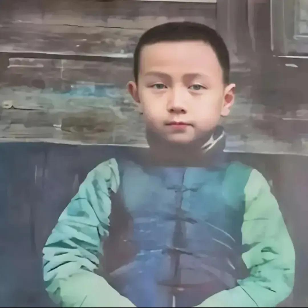 1920年，这张照片中的孩子，后来成为了享誉全世界的科学家，这张照片中的他，穿着