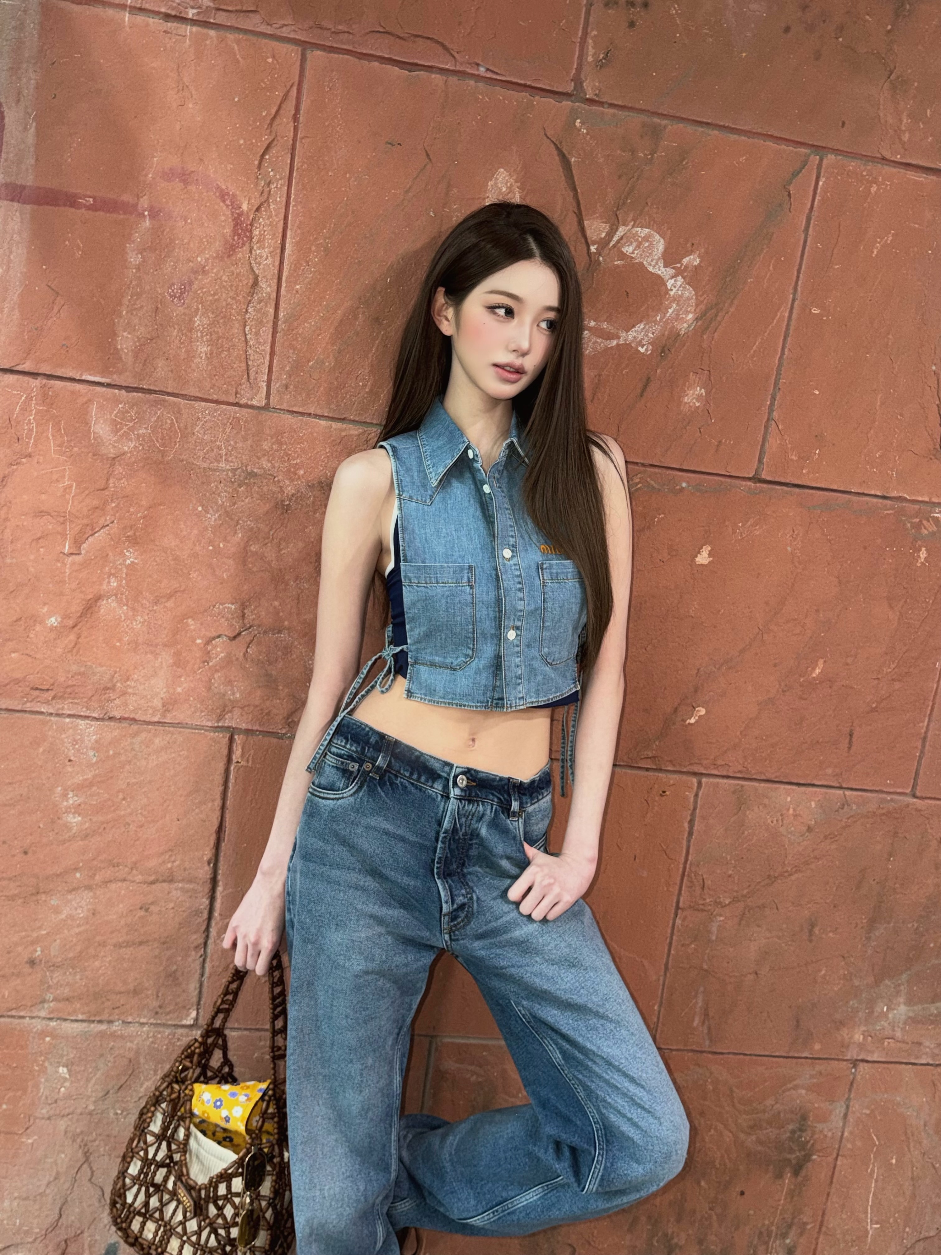 张元英 x Miu Miu帅气元英上线，为夏日系列拍摄一组宣传照，小秀一下腰腹线