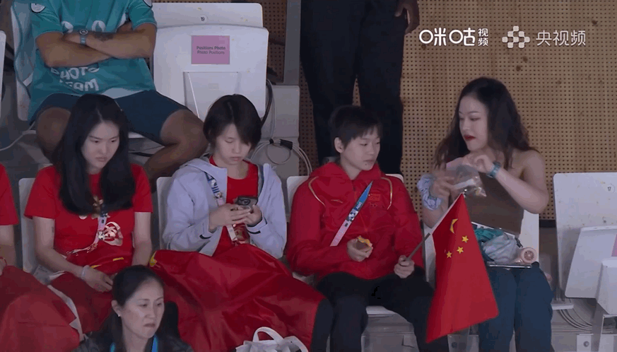 小红怎么不吃火腿肠了哈哈哈哈哈#全红婵陈芋汐来看陈艺文昌雅妮比赛##全红婵陈芋汐