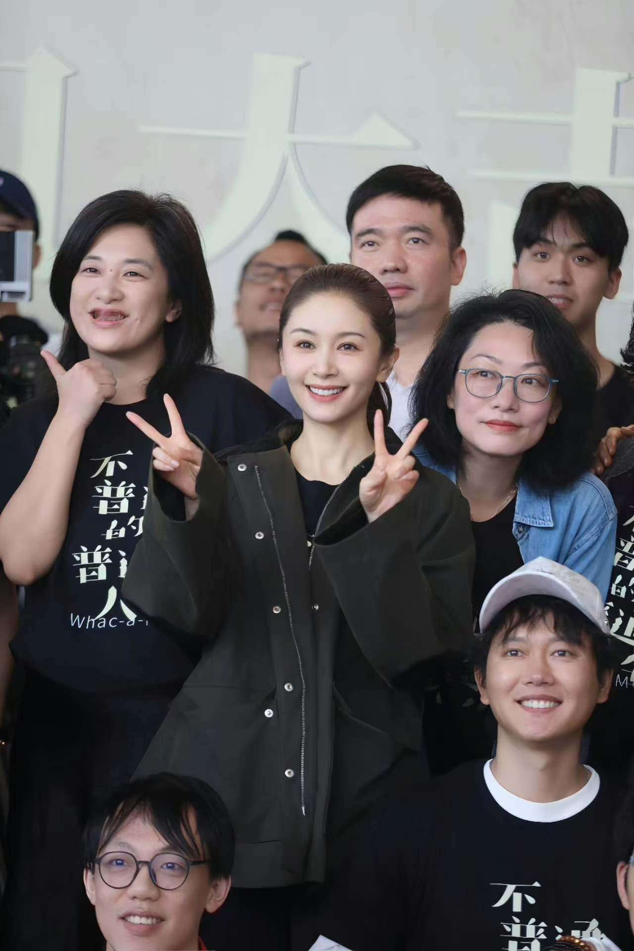 王子文新片不普通的普通人生开机 妈妈按下暂停键，鸡飞狗跳的日常才刚开始。王子文演