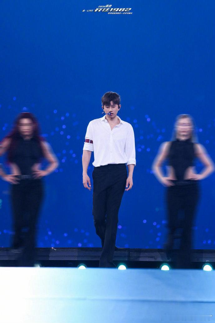 张杰穆祉丞去看张杰演唱会了穆祉丞去看张杰演唱会啦！好可爱的一只坐在那里