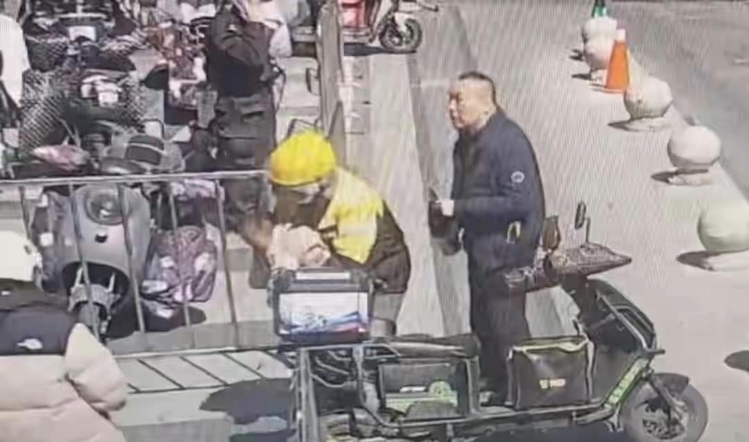 外卖小哥偶遇紧急一幕，果断出手救下孩童！
 
太惊险了！外卖小哥在送餐时，突然发