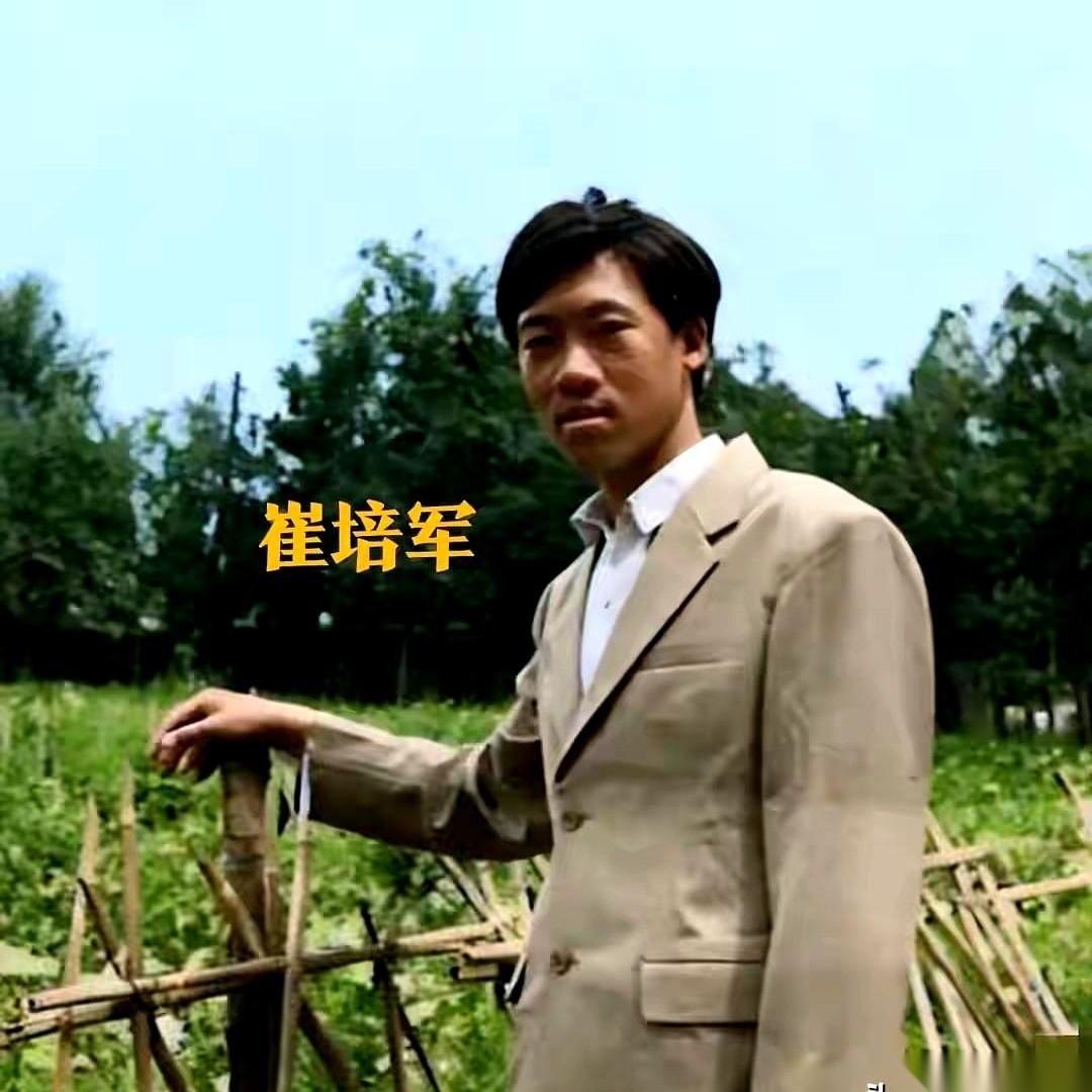 提起河南矿业的老板崔培军，很多人脑子里先蹦出来的，可能是一个标准“矿老板”的形象