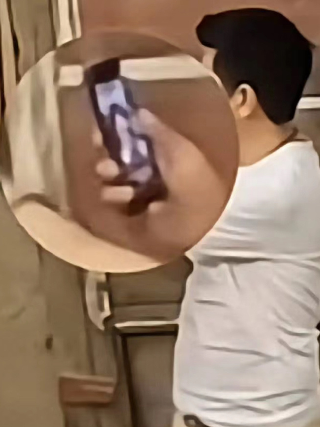 这是在和黑色吊带女开视频？ ​​​