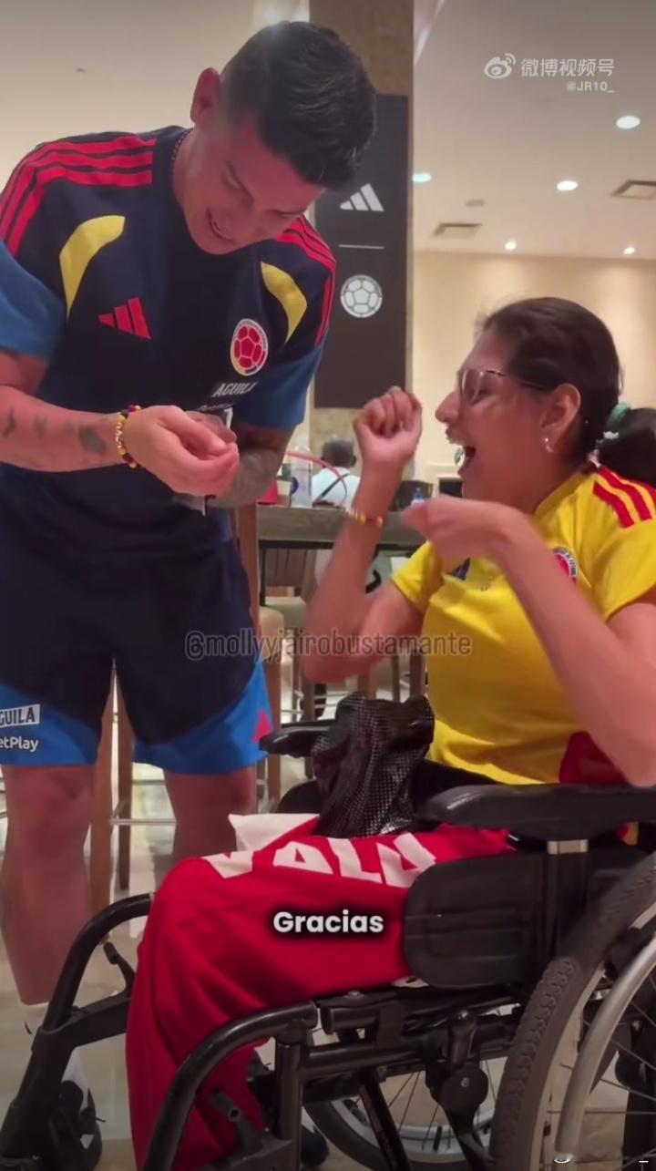 JR10J罗🇨🇴哈一直带着那位女球迷送的手环todosconjames