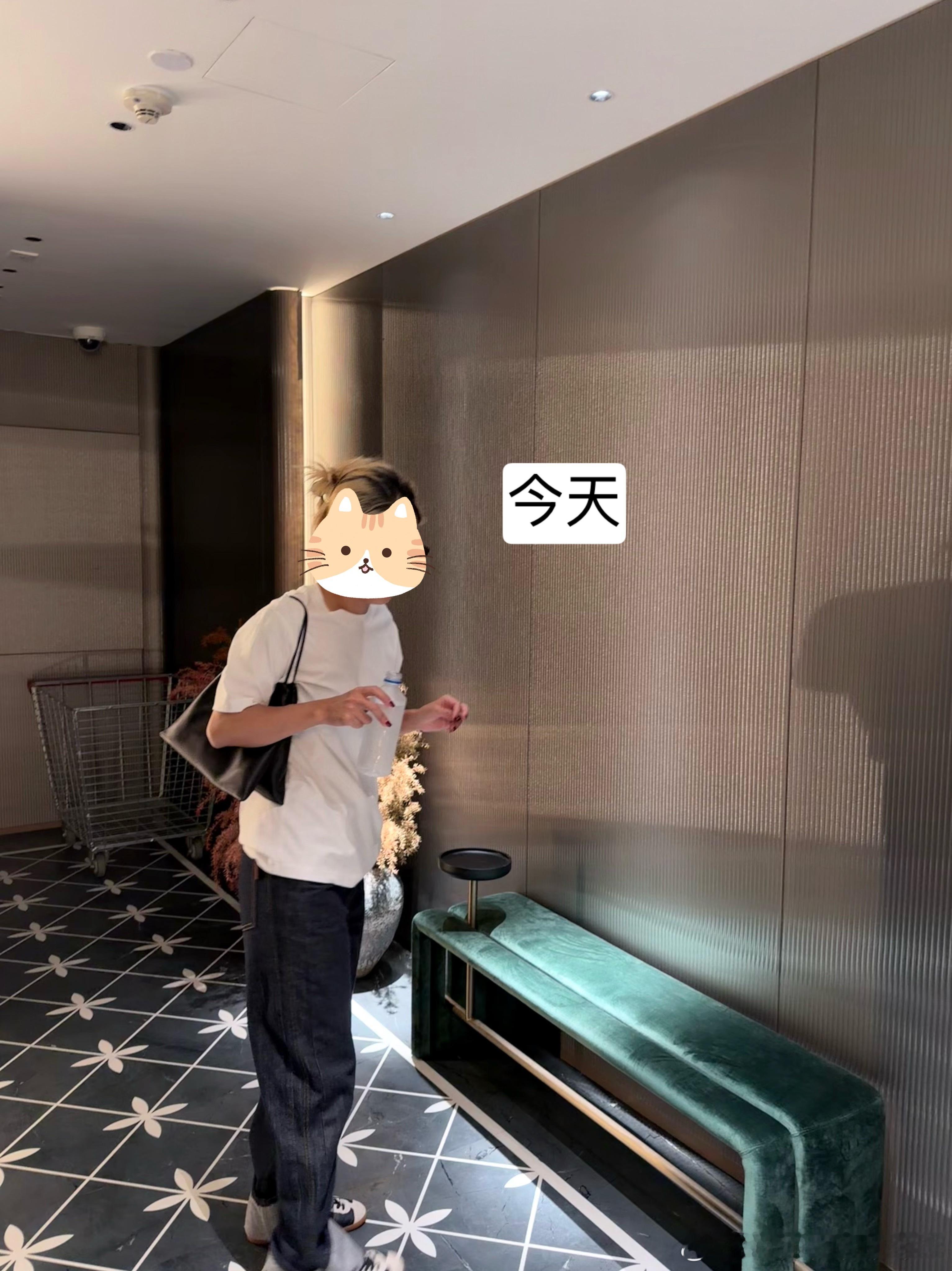 2天 换了墨镜跟T还有鞋子 包跟裤子没换哈 ​​​