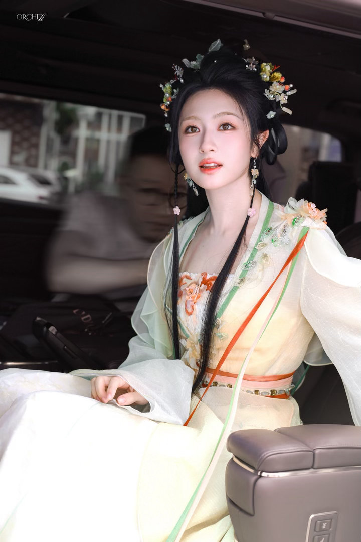 李兰迪千夜奇谭出妆李兰迪千夜奇谭开机应援来啦李兰迪完全饭撒小天才，跟粉丝的双向奔