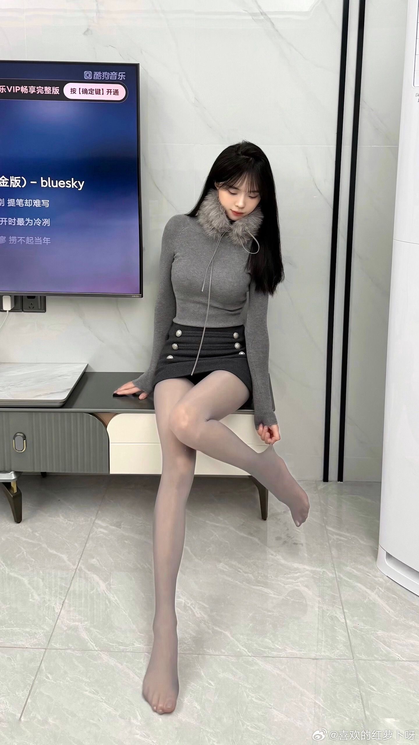 灰色丝袜更显可爱~ 