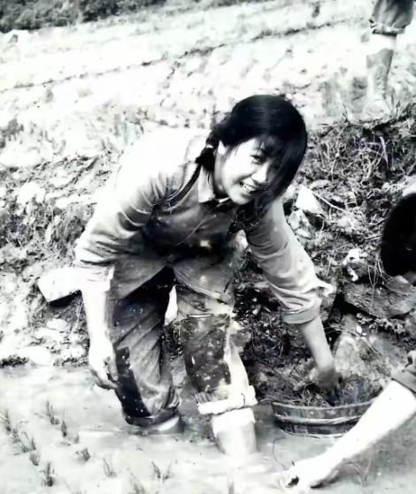 1974年，女知青王萍受邀到林场工人刘大军家吃饭。她进屋脱鞋子，走上炕床，却突然