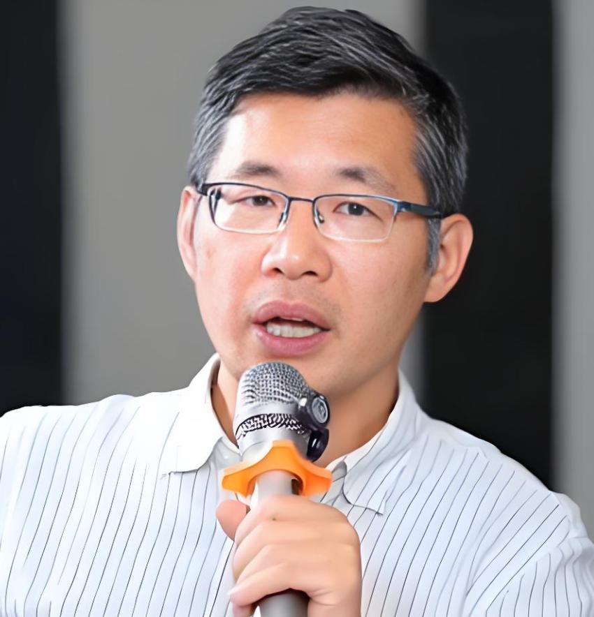 郑毓煌，自己就是农村寒门出身，靠读书一路读到哥大博士、清华博导，逆袭成名后却频繁