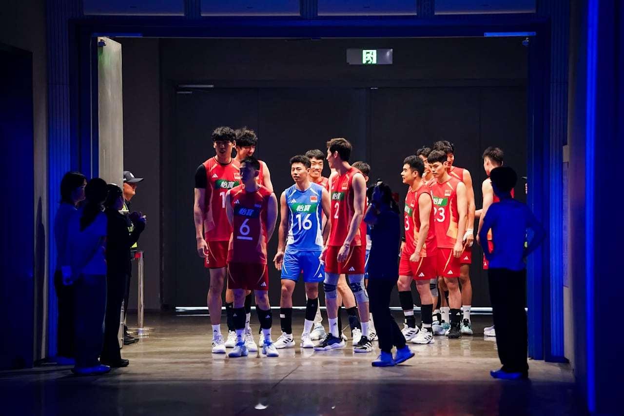 中国男排vs日本男排现场观众人数：9167人2026年世界男排联赛中国男排vs日
