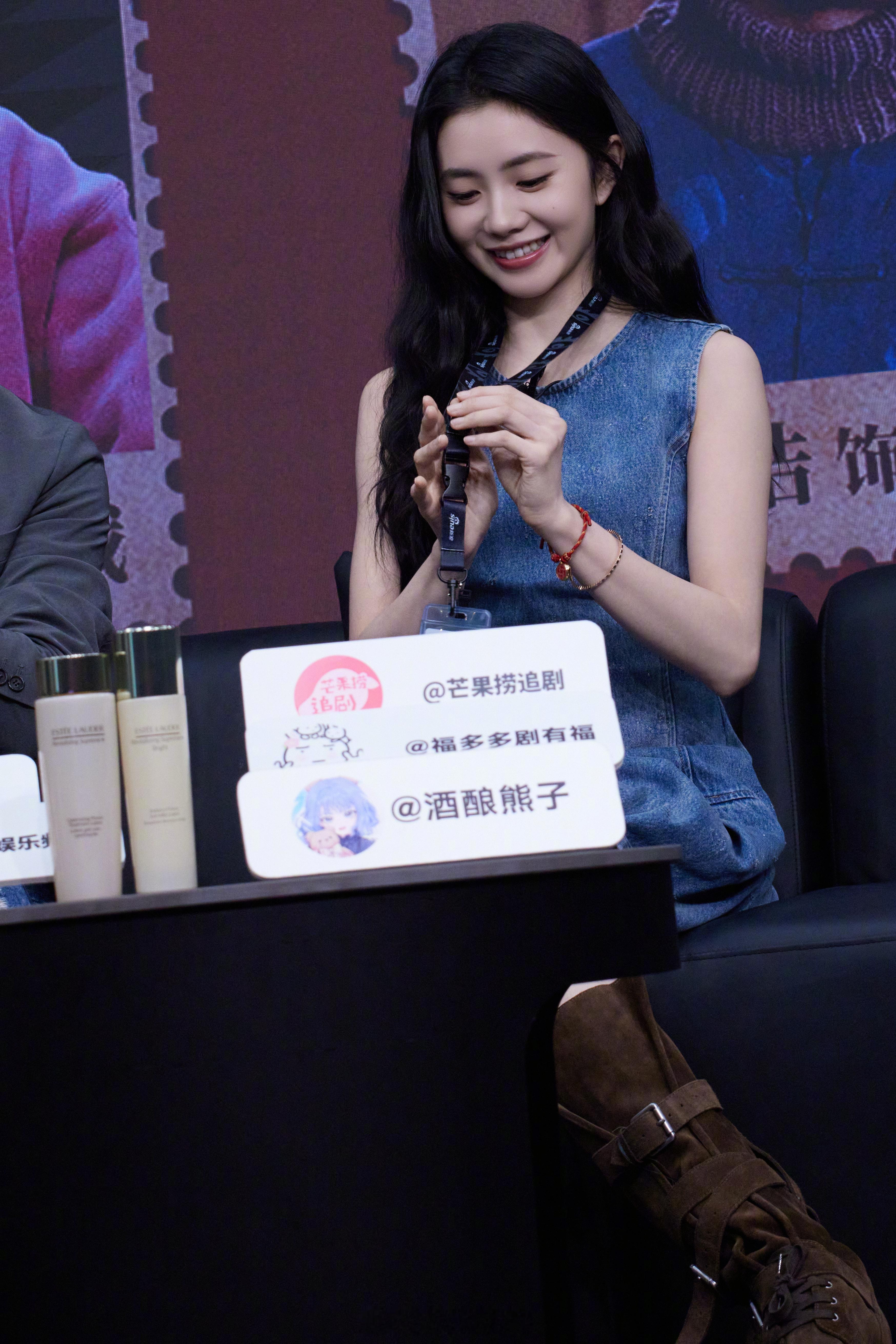 刘浩存扫楼脸上胶原溢出来了 围观刘浩存今天扫楼宣传《主角》，不得不感叹这皮肤状态