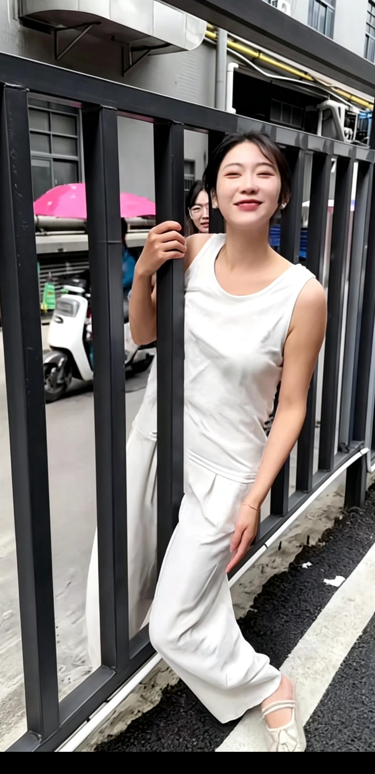 人生短短三万天，能相遇就已经很不错。
如果还能碰到三观相合，互相惦记，一起进步，