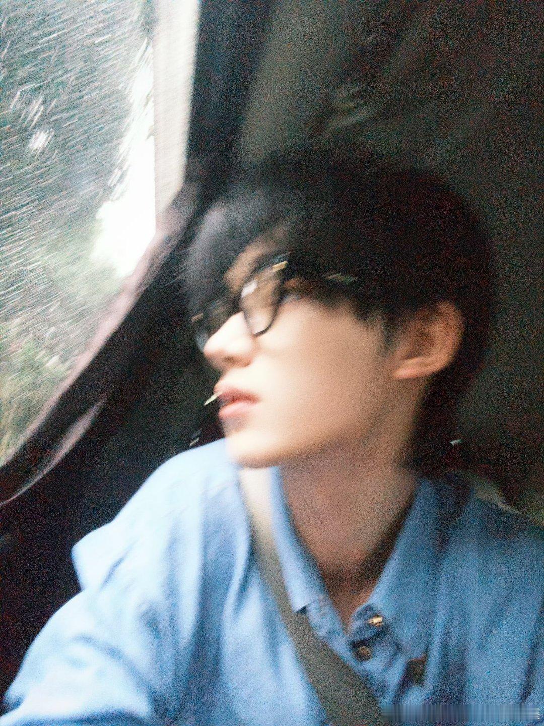 丁程鑫黑框眼镜怼脸拍 这个造型真的太绝了，怼脸镜头完全扛住，骨相优势直接拉满 