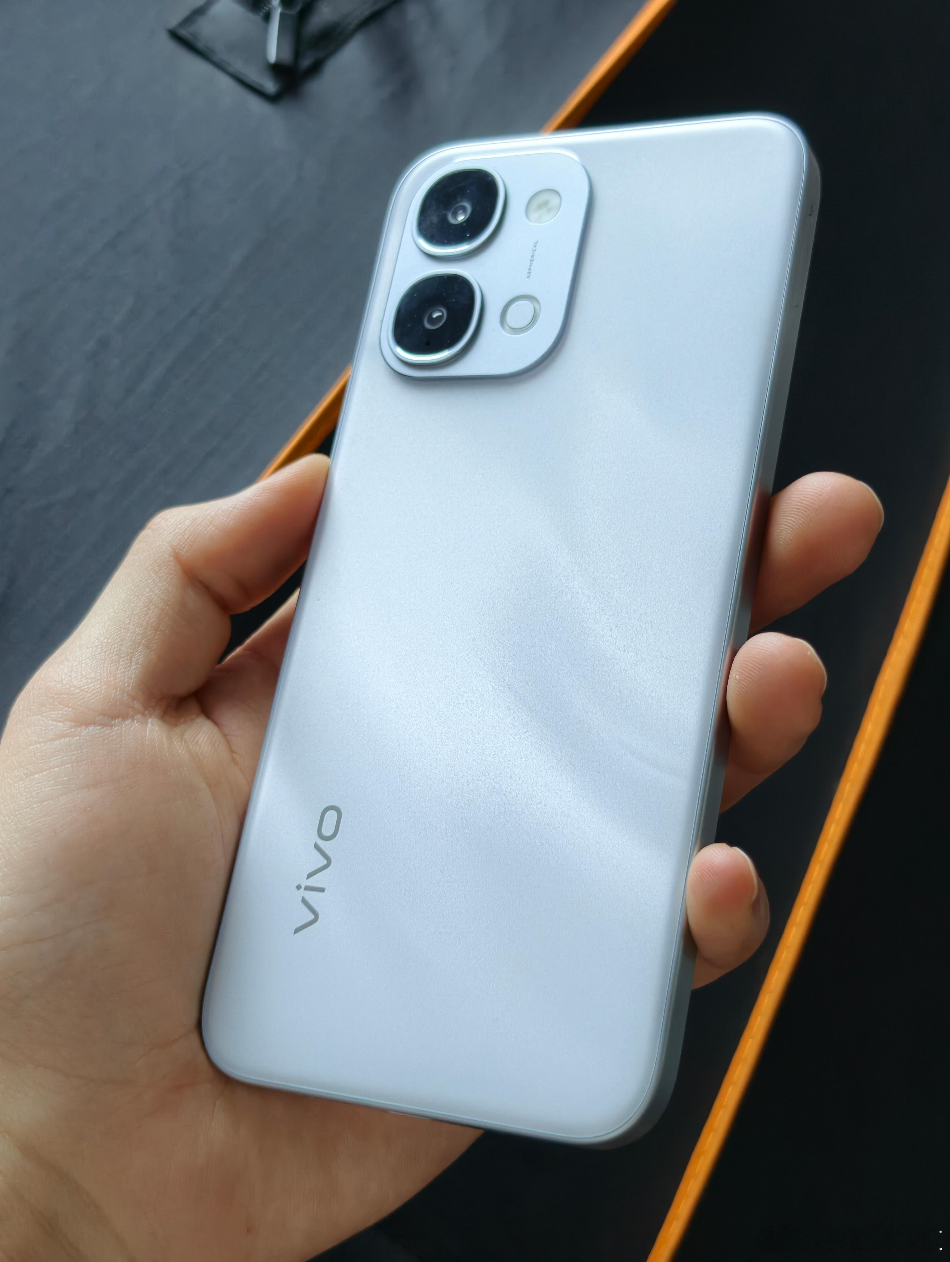 这外观和设计，作为蓝厂今年第一款新机，Y500i作为千元机质感其实是越级的，细节