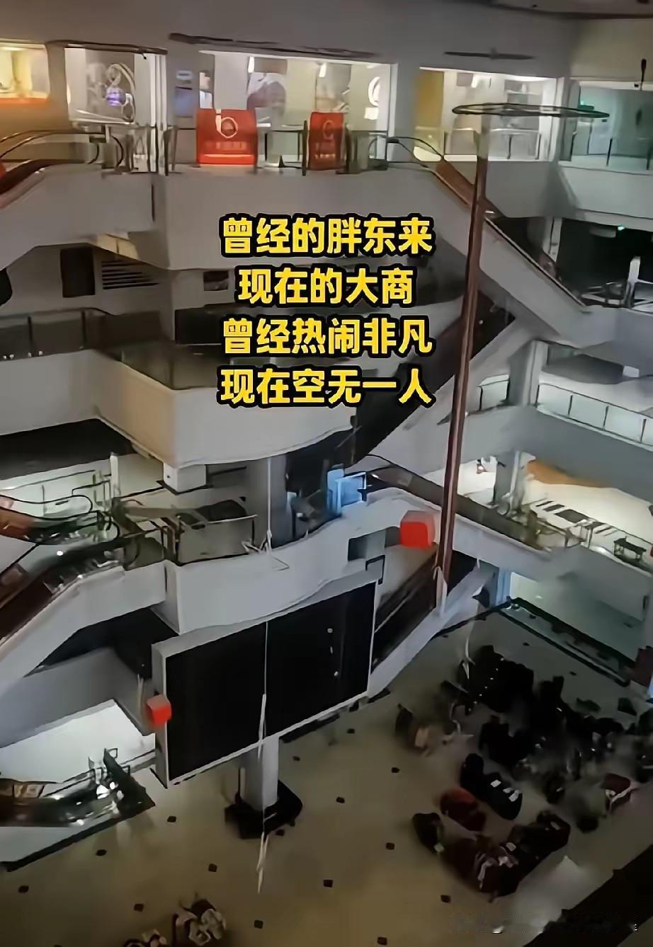 给胖东来涨房租的那位房东——准确说，是那几十户小业主里带头抬价的那位——这辈子做