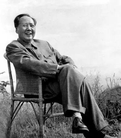 毛主席重上井冈山，视察之后，坐在石板上休息，他当时70多岁了，什么时候都是整齐的