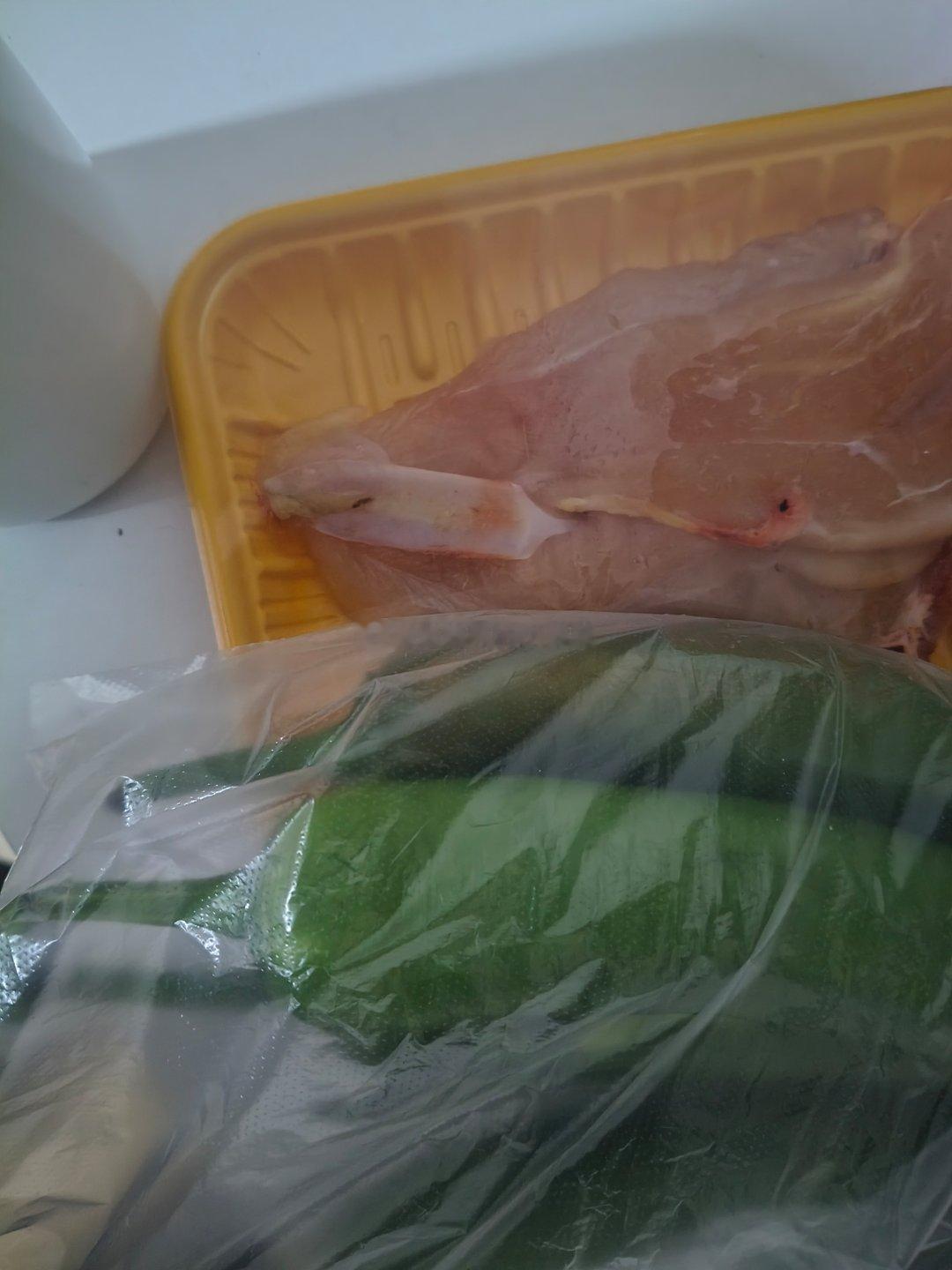 依旧是吃一个菜哦……辣椒炒鸡胸肉……喝点小酒睡觉……明天接着去厂里沉淀……沉淀…