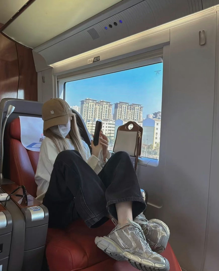 “ 我已经不是小女孩了 靠近我之前请先明白 我再也不是什么都不图的女孩子 爱和钱