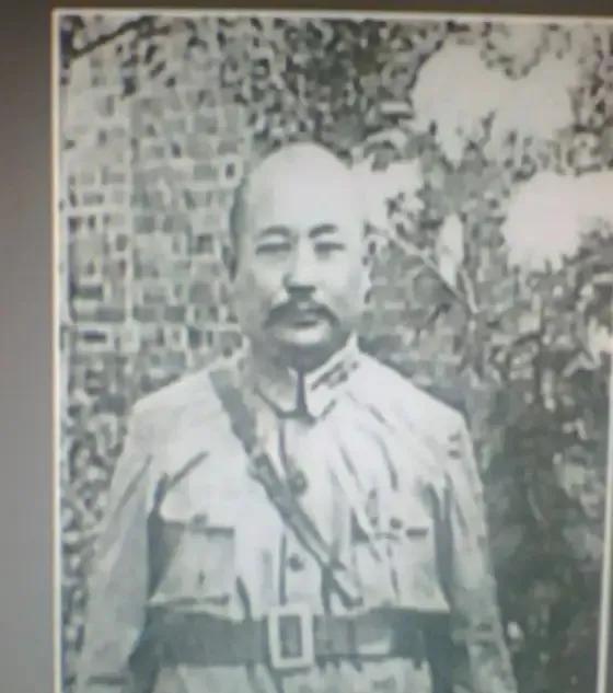 国军范军长私放朱德，13年后朱德苦寻恩人，惊闻他被刺杀。1939年，一名医生出诊