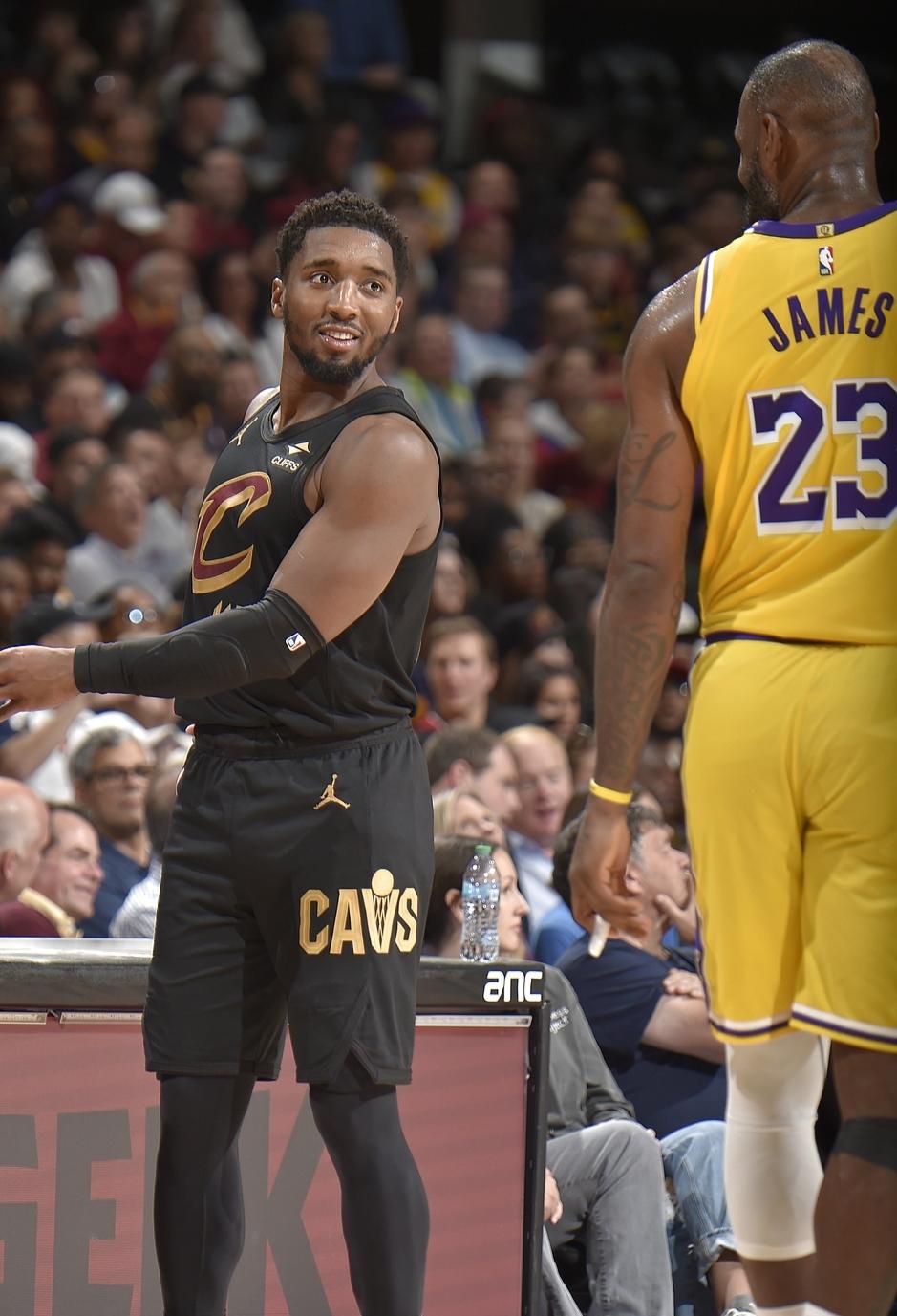 据NBA名记A-史密斯报道，自由球员詹姆斯将大概率回到他篮球生涯开始的地方克利夫