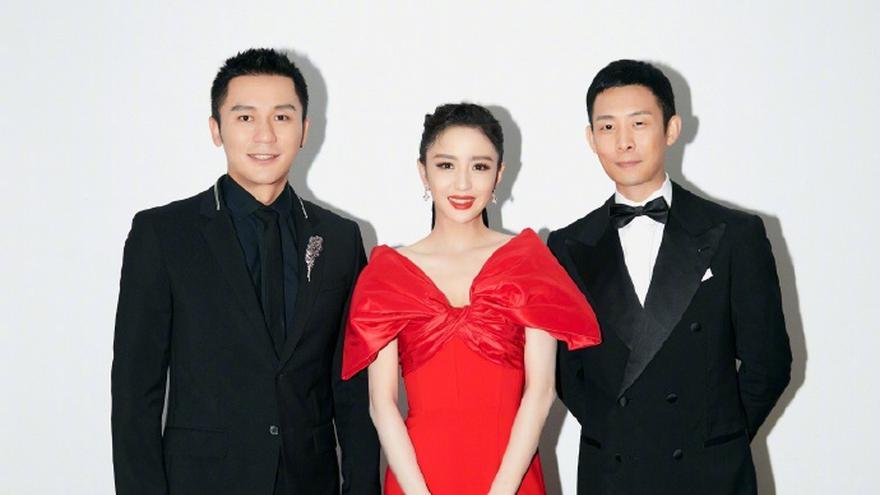 左边李晨。右边张译。穿红色裙子的美女是谁？太美了，就是一时想不起来名字了