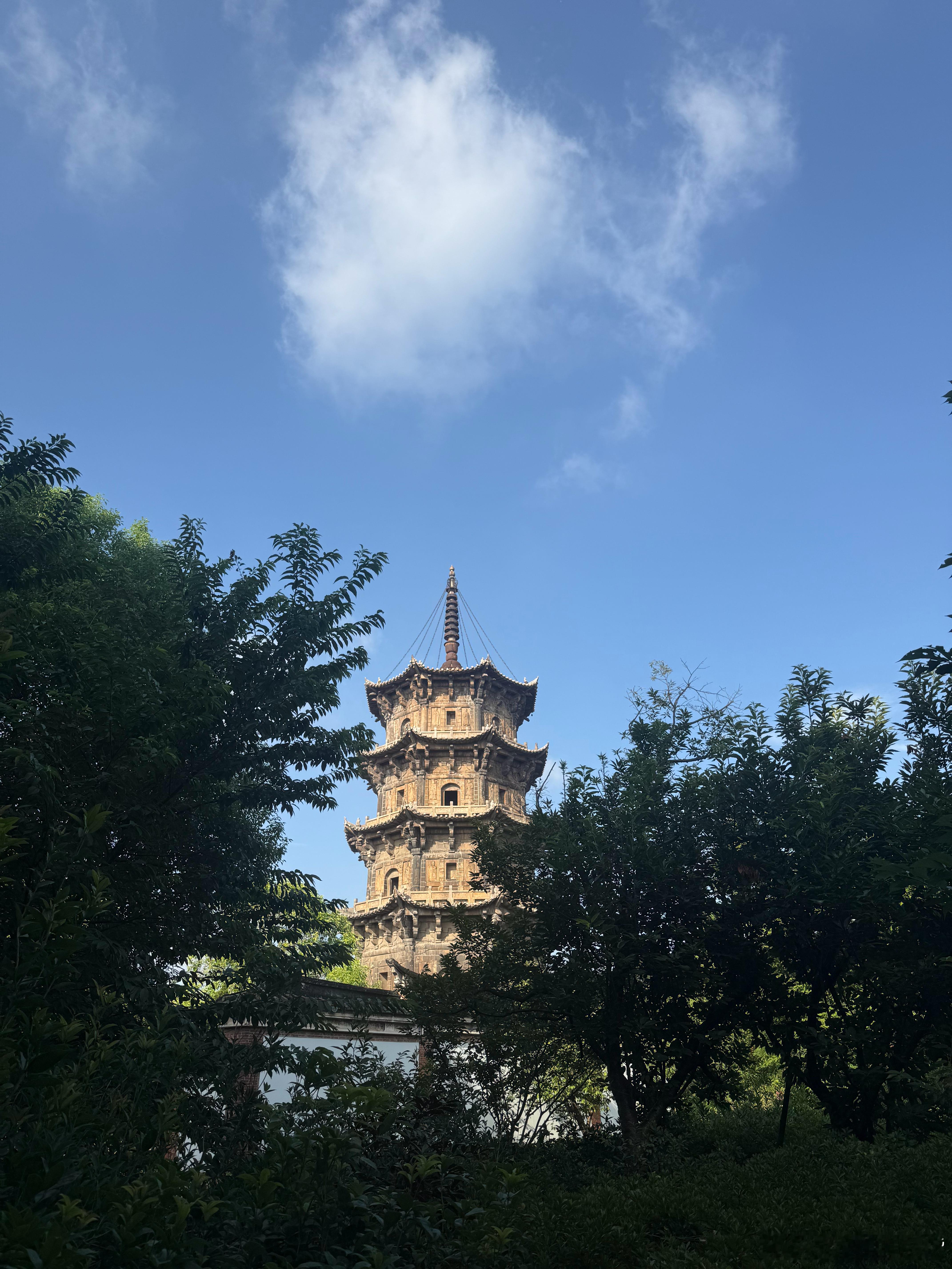 人到中年，最高级的清醒是，不再讨好任何人，年轻时待人处世，总带着几分小心翼翼的讨