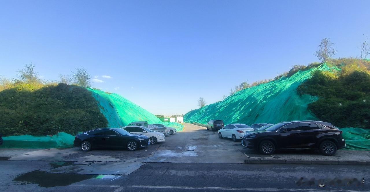 保定路边这些蓝网土堆，到底从哪来？

坐标保定，路边那些盖蓝网的大土堆，你肯定也