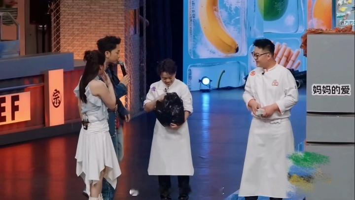 何美延梁淞线上线下都吃得很好 很久没看到何美延梁淞了，这次带孝感米酒当盲盒上节目