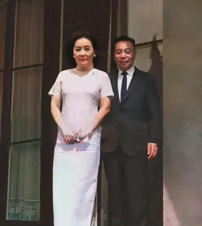 这是宋美龄与蒋经国真实的影像记录，并非演员演绎。画面中，蒋经国神情谦恭，姿态庄重