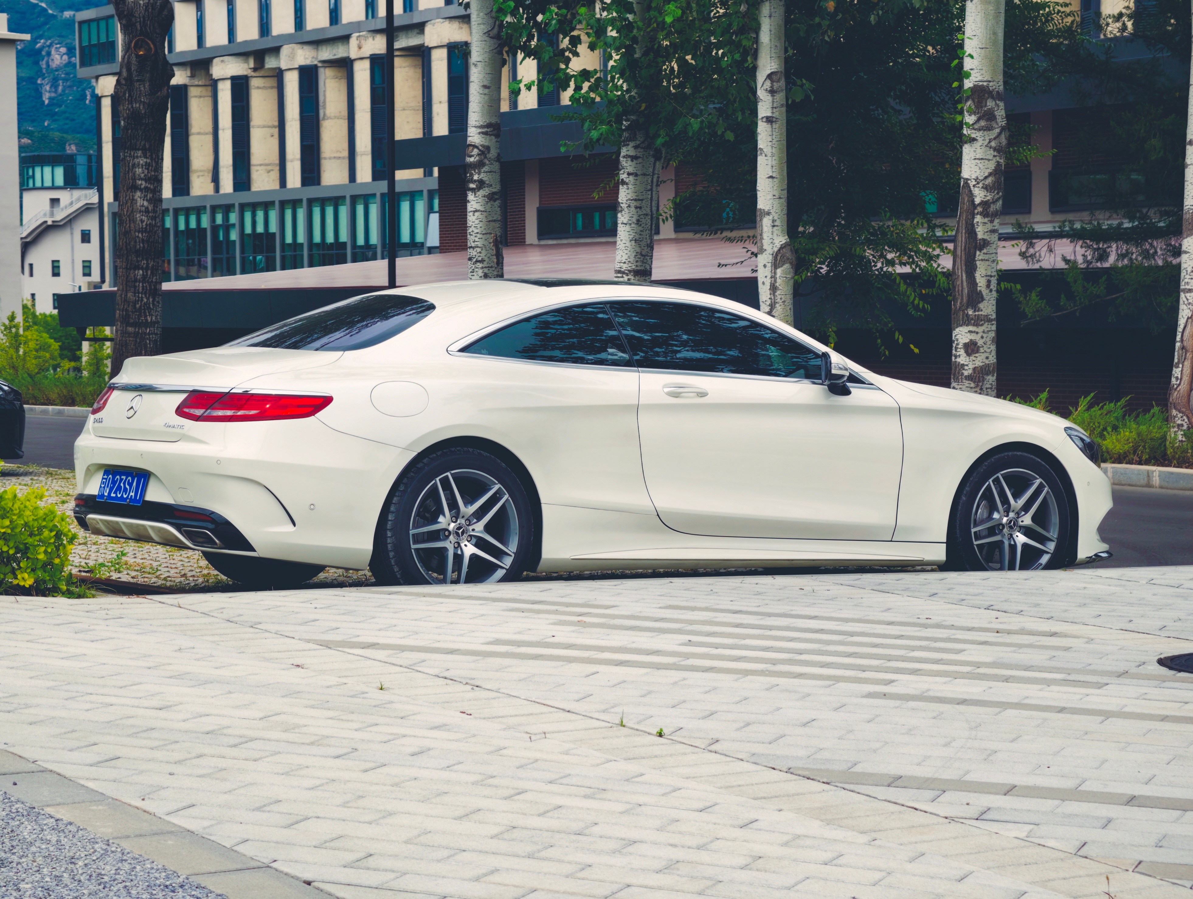 偶遇 S Coupe，还是个非 AMG 版本今天看依旧优雅，当年落地和 911 