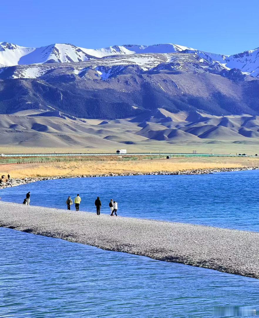 人一旦去过新疆 山河辽阔，风光醉人。雪山湖泊、草原花海步步皆景，美食更是让人沦陷