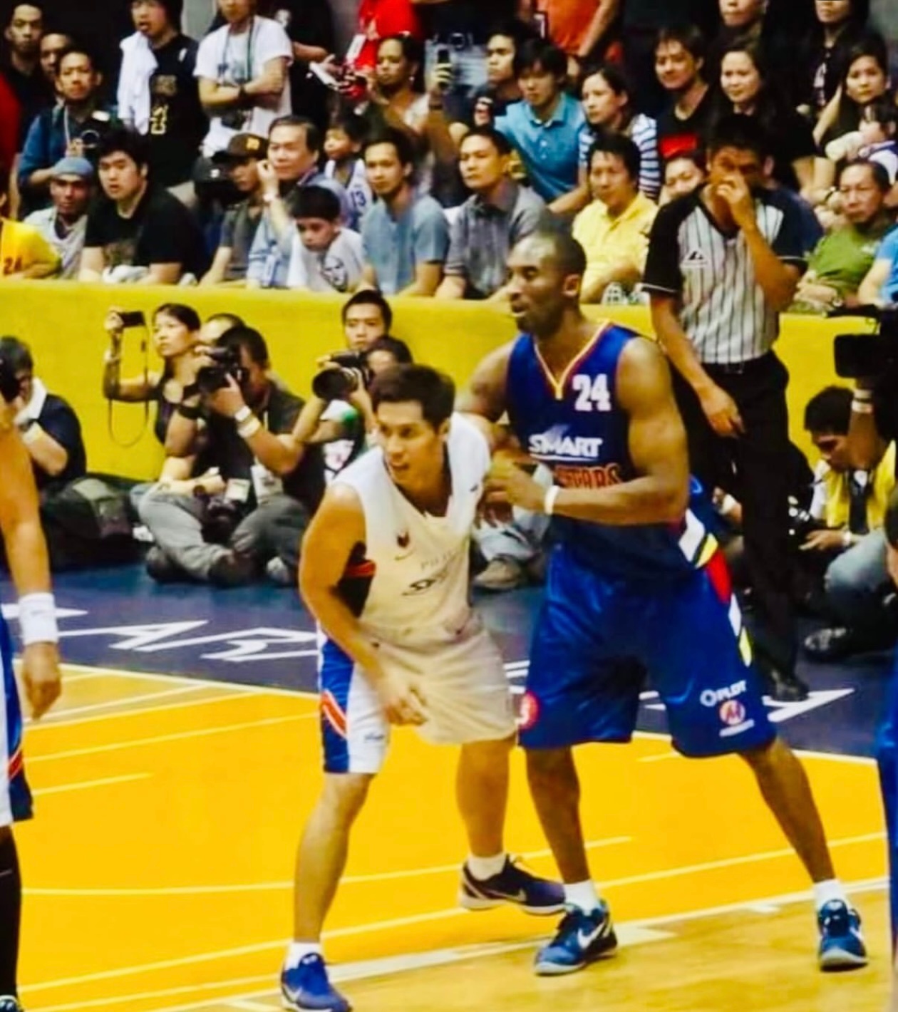 篮天下 2011年在菲律宾举办的NBA全明星vs PBA全明星赛，科比对位照片分