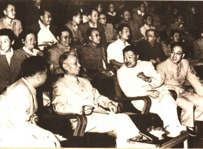 1959年5月，刘少奇、贺龙、薄一波等观看体育表演
