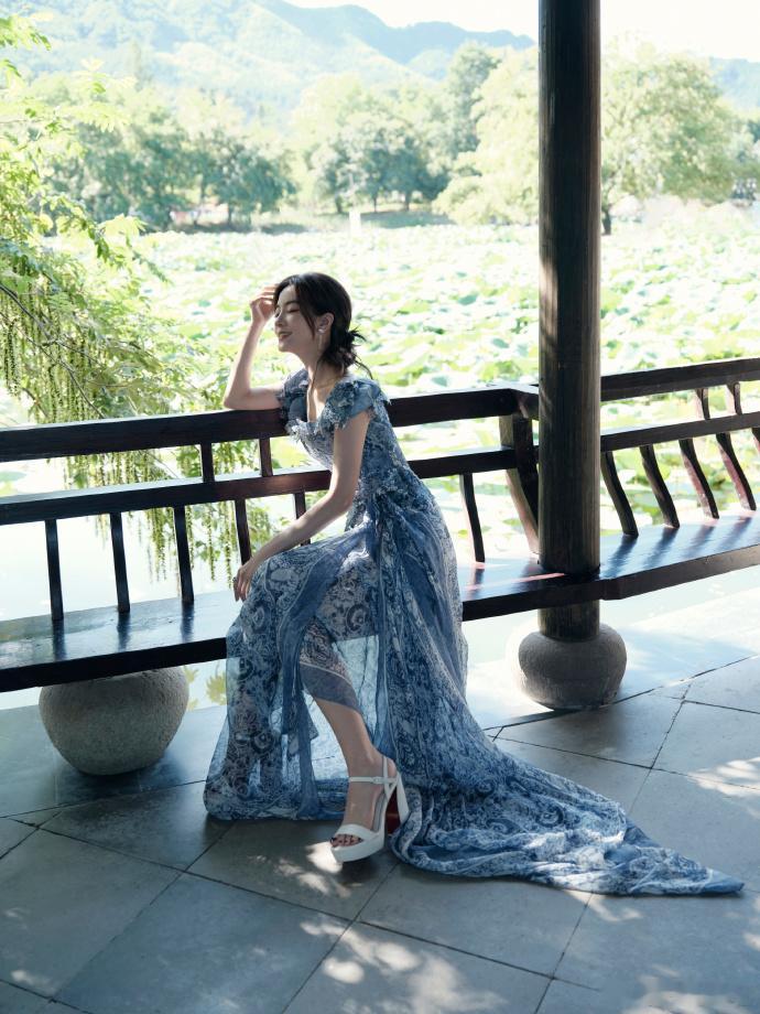 李晟中式美学这一块 水墨屏风旁，李晟手持团扇半遮面，素色衣衫衬得身姿清雅，抬眼时