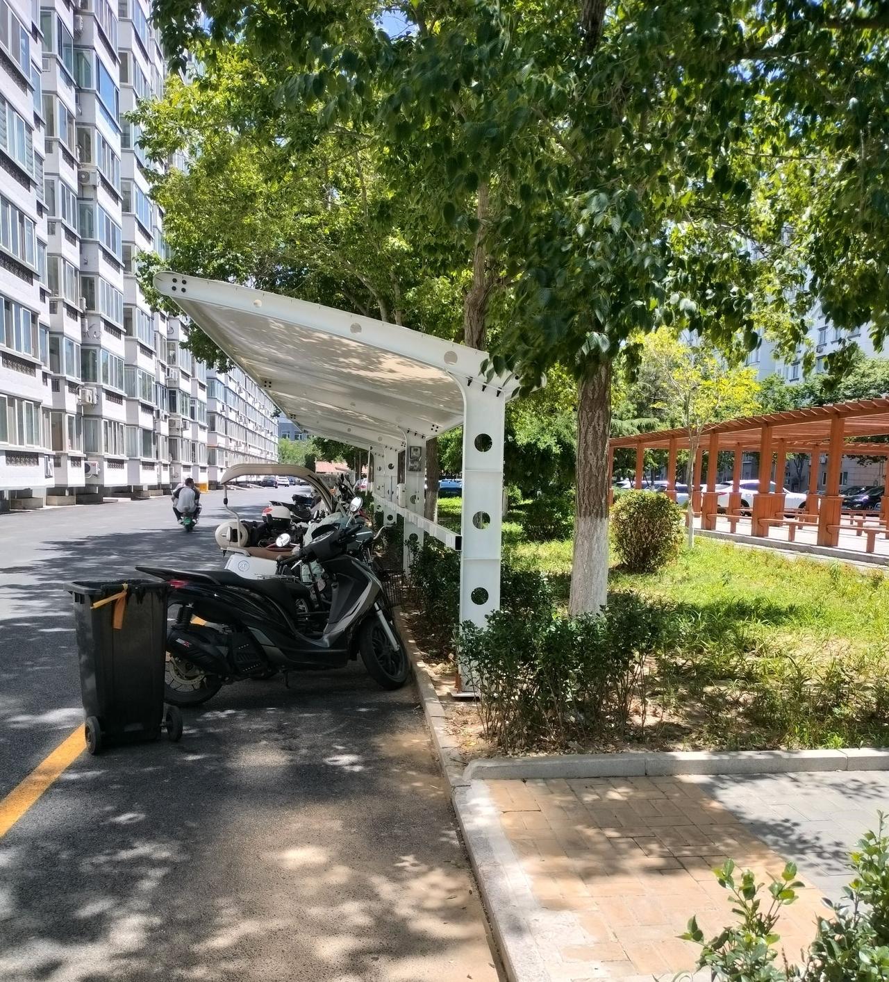 燕郊的小区大部分都新加了电动车充电桩。
我们小区也不例外，小区的路都铺成了柏油路