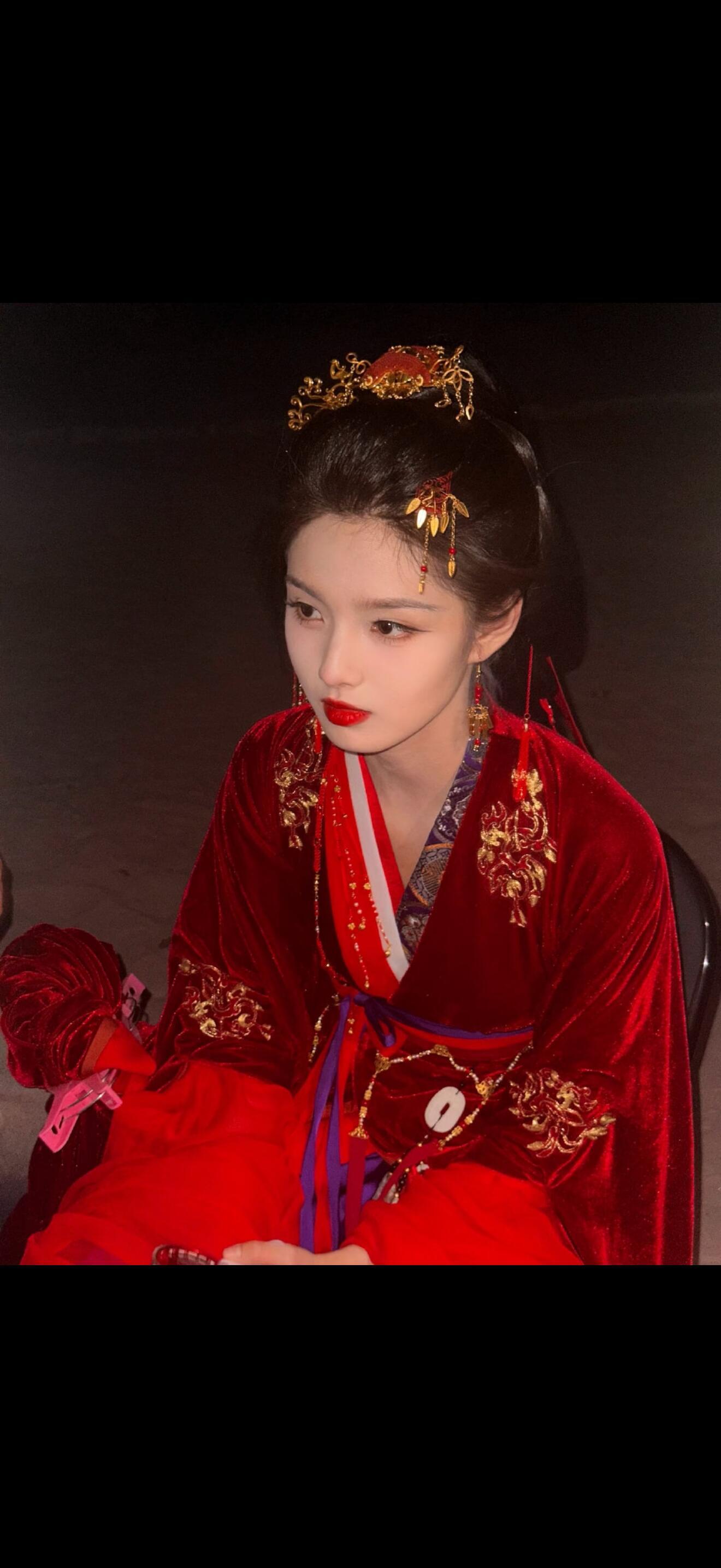 林一宣传艾米新剧雀骨 艾米这次演的机关才女确实带感，疯批世子和她的双强设定，今晚