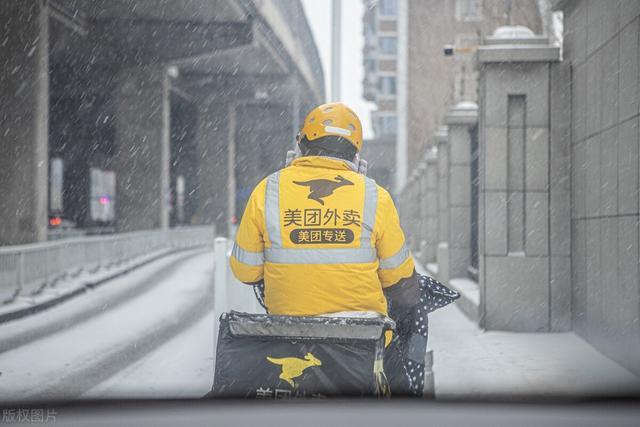 外卖小哥大街突发中风，竟是差评惹的祸

48岁的陈强被裁员了，现在是外卖员，生活