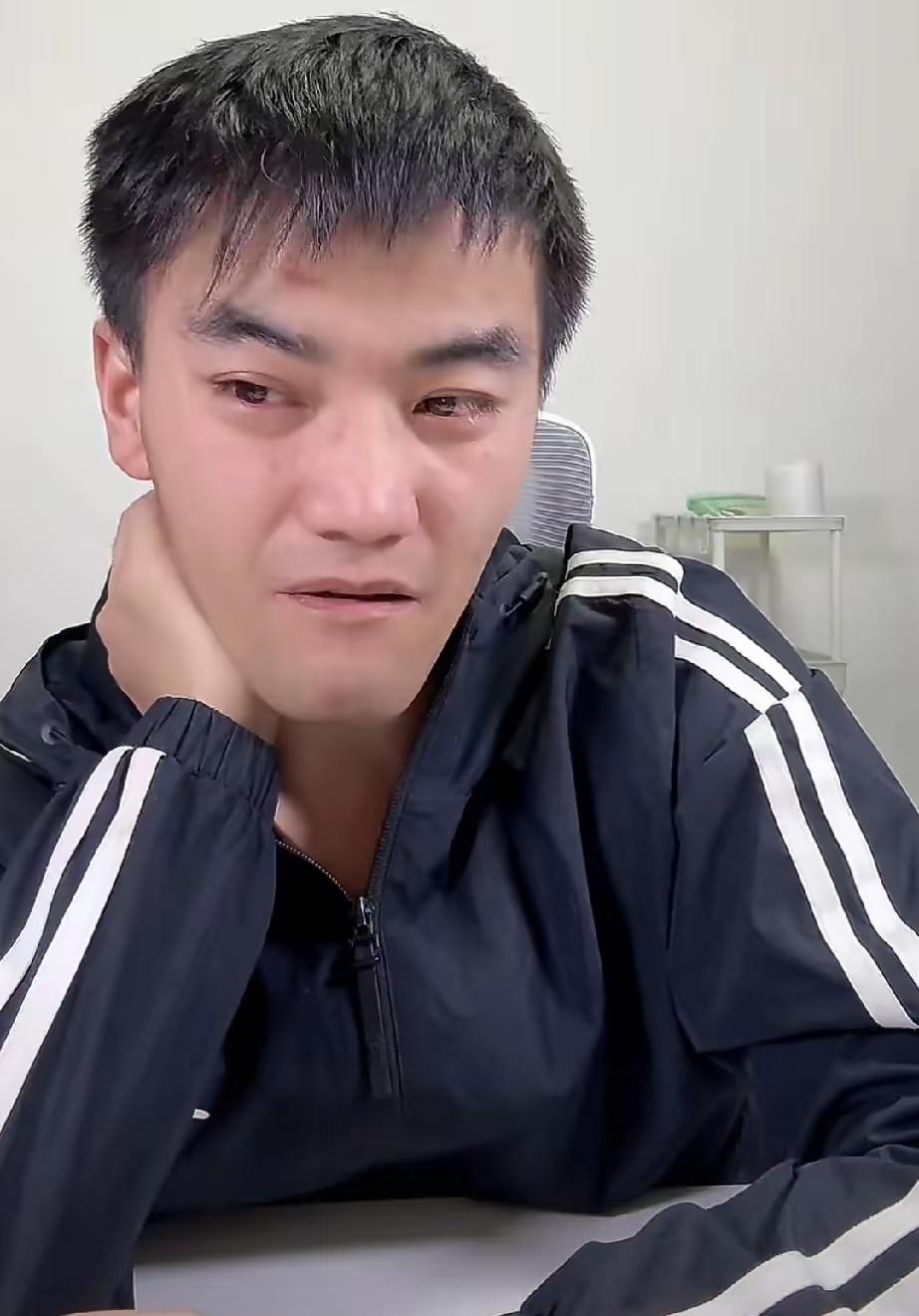 郁豹豹直播痛哭被网友们指责太懒，有手有脚，应该走出去挣钱养活自己，其实就算是举目