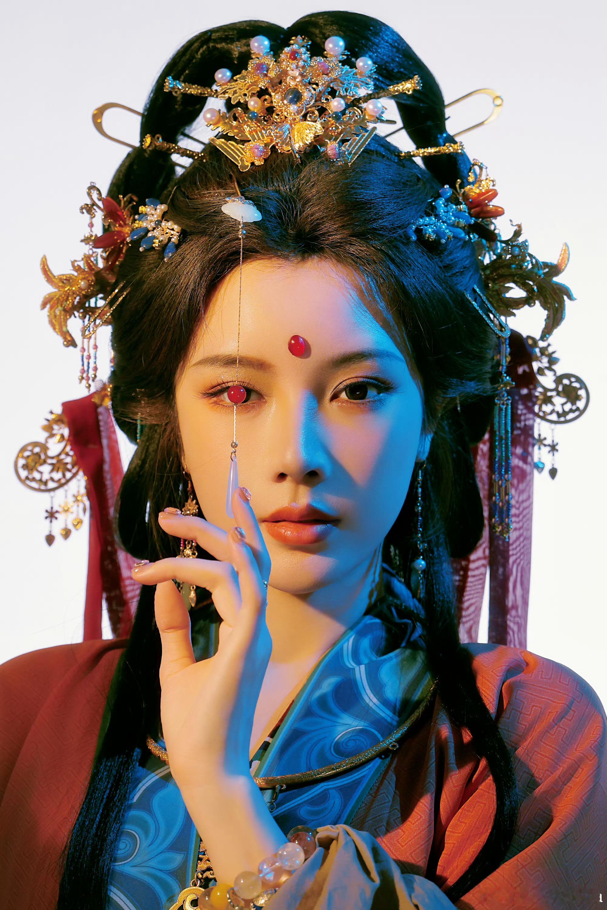 戴燕妮完全神女走出壁画戴燕妮这期造型真神了谁被美到失语[捂嘴哭]！戴燕妮这期造型