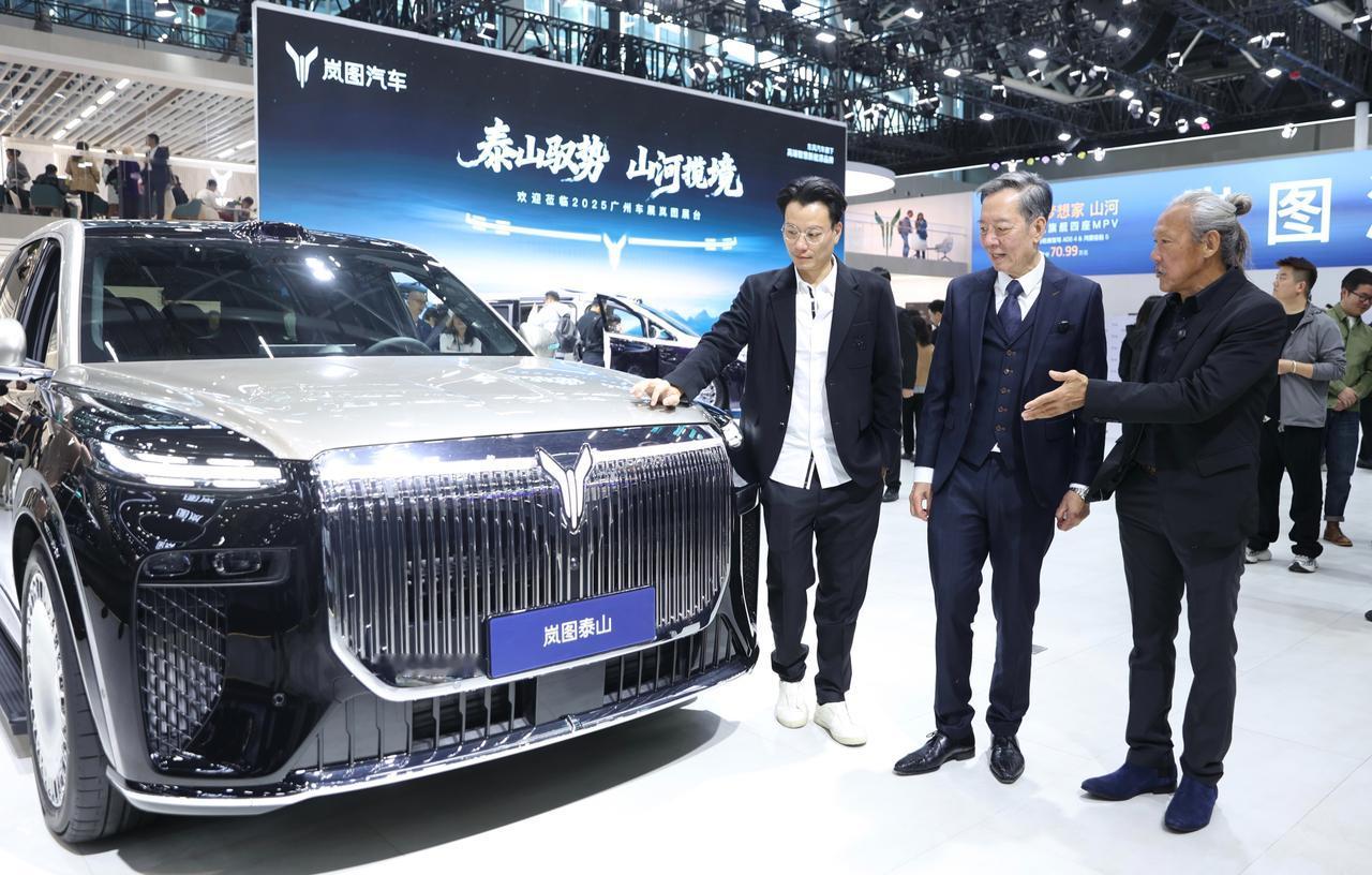 【广州车展最“港风”展台！TVB老戏骨集体打卡岚图】2025广州国际车展上，一股