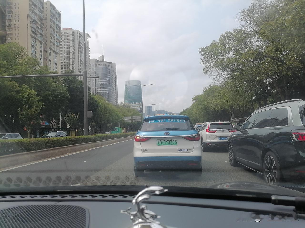 本来准备去莲花山公园逛逛，不料那里停车位满了，不得已折返，去了其他地方。