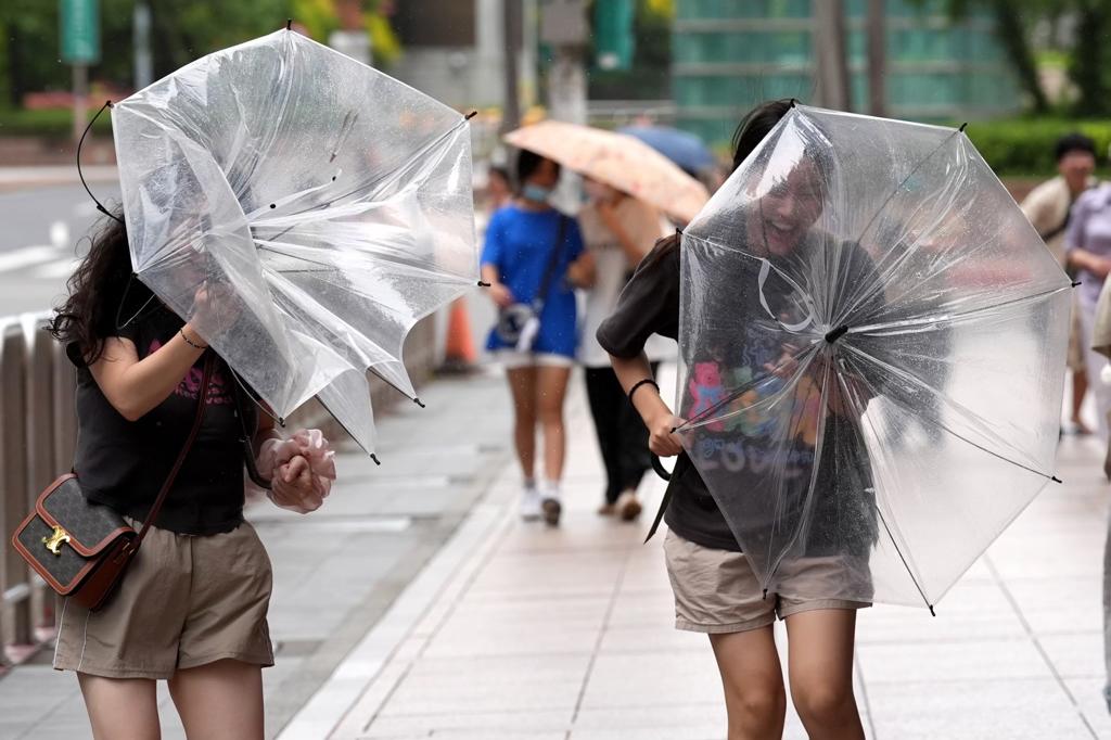 台湾省气象专家吴德荣透露，蝴蝶台风最快可能在今日生成。据美、日官方气象预报显示，