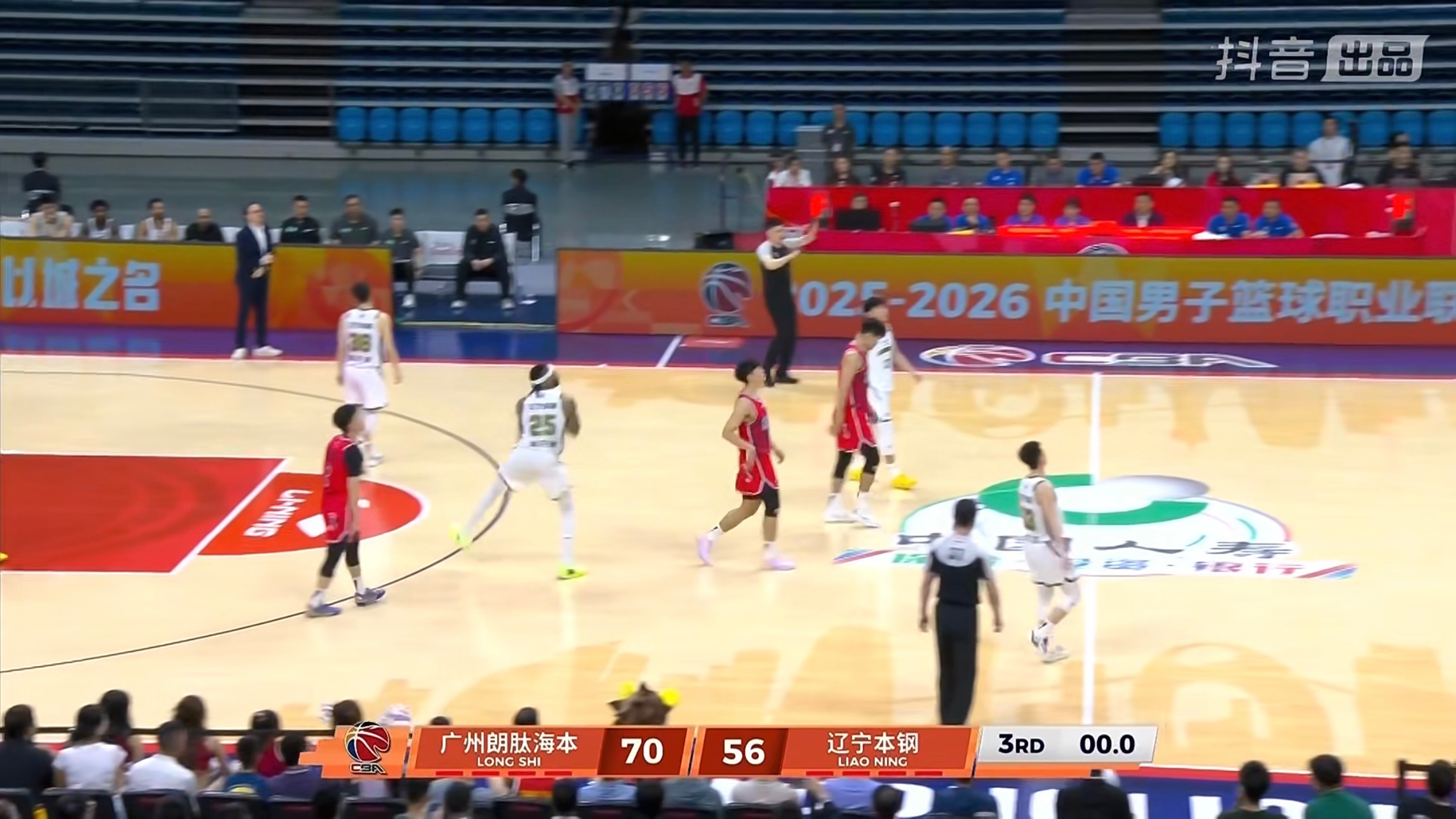 两次迫近比分，末段又瞎玩，单节输了4分，落后14分了，嘿。龙狮男篮vs辽宁男篮