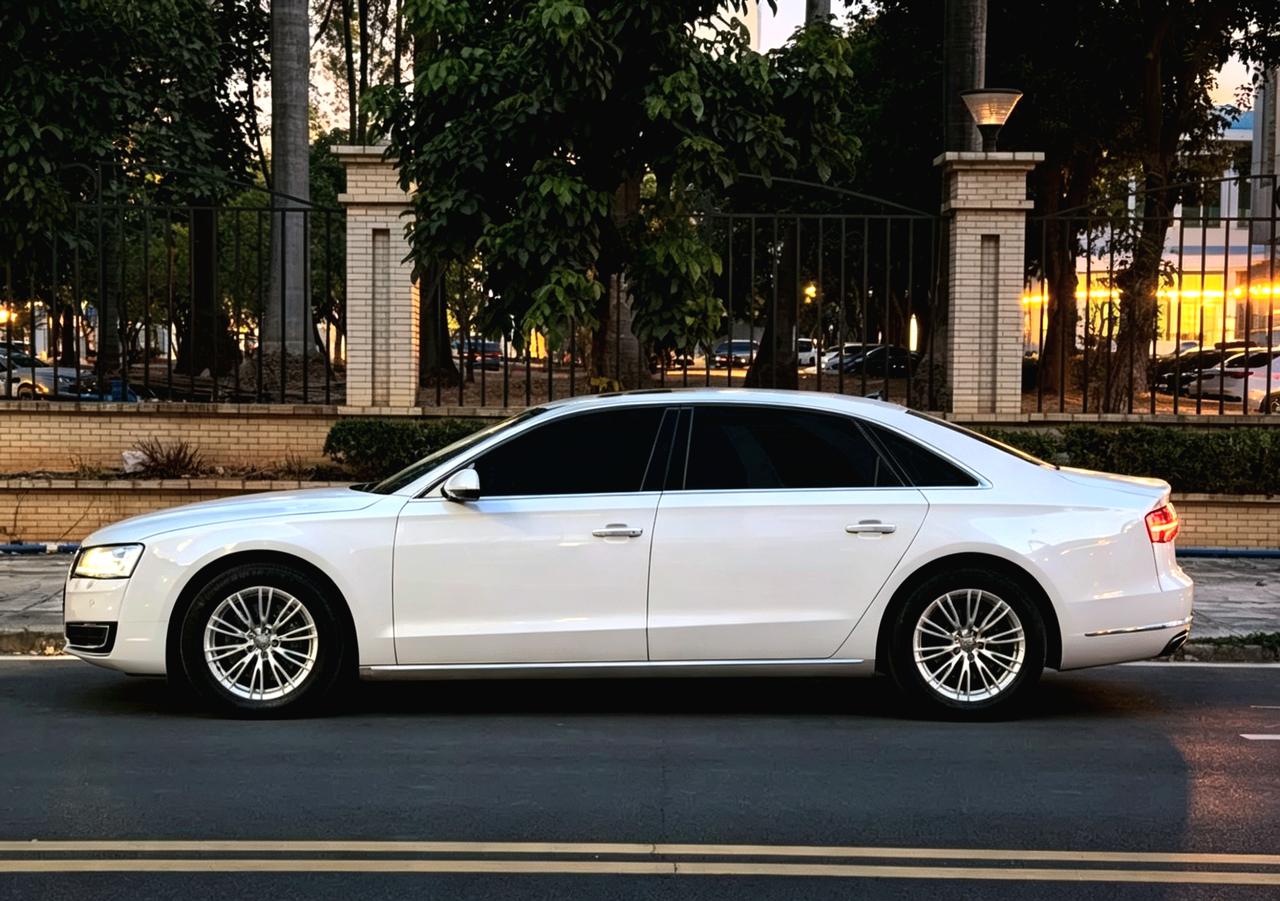 这代奥迪a8可以说是封神级的存在。而白色更是这个级别里非常罕见的颜色。白色的其实