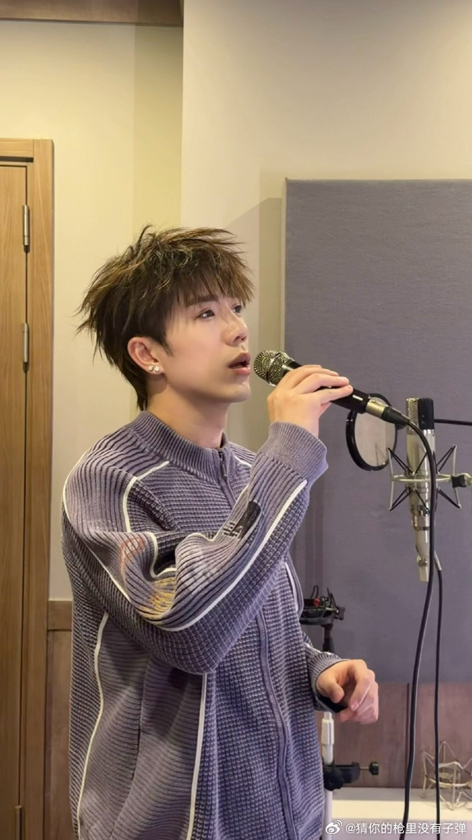 鹭卓狼尾初见雏形鹭卓男友风六宫格谁被鹭卓帅晕了！男友风六宫格氛围感拉满，狼尾发型