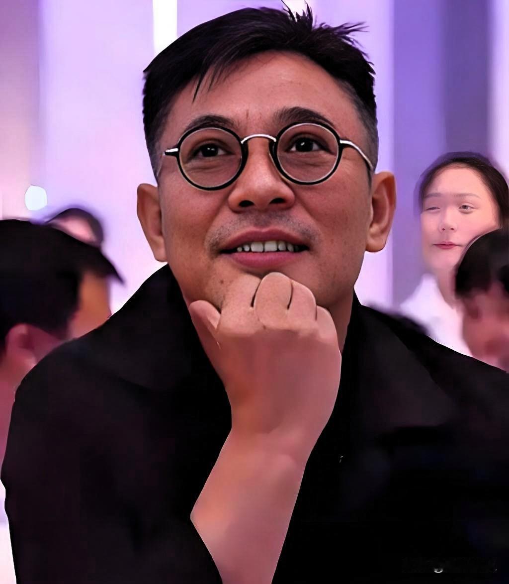 11月9日，“李连杰脱衣辟谣换心脏”登上微博热搜。为击破“换心脏”谣言，李连杰发